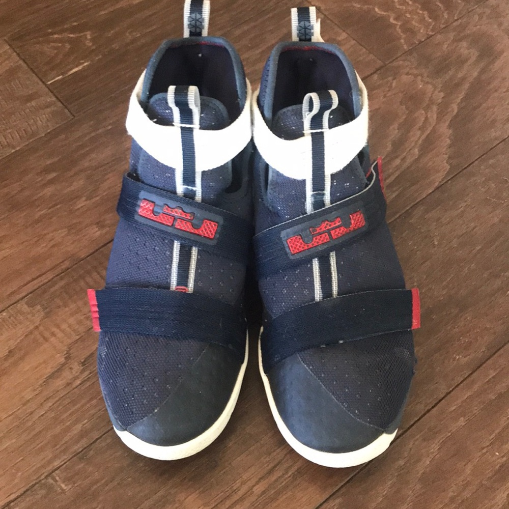 Basketball shoes
